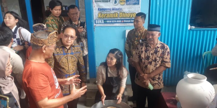 Menkomdigi RI, Meutya Hafid saat mengunjungi Kampung Keramik Dinoyo Kota Malang. (Foto/M Sholeh)
