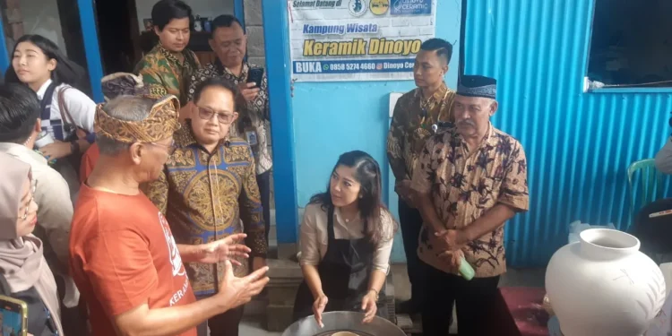 Menkomdigi RI, Meutya Hafid saat mengunjungi Kampung Keramik Dinoyo Kota Malang. (Foto/M Sholeh)