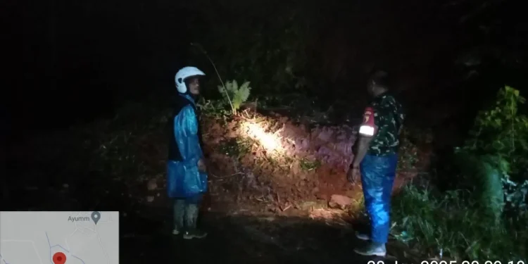 Petugas meninjau longsor yang terjadi di jalan penghubung Dusun Cungkal dan Dusun Dadapan Wetan, Desa Bendosari, Kecamatan Pujon. Foto: BPBD Kabupaten Malang
