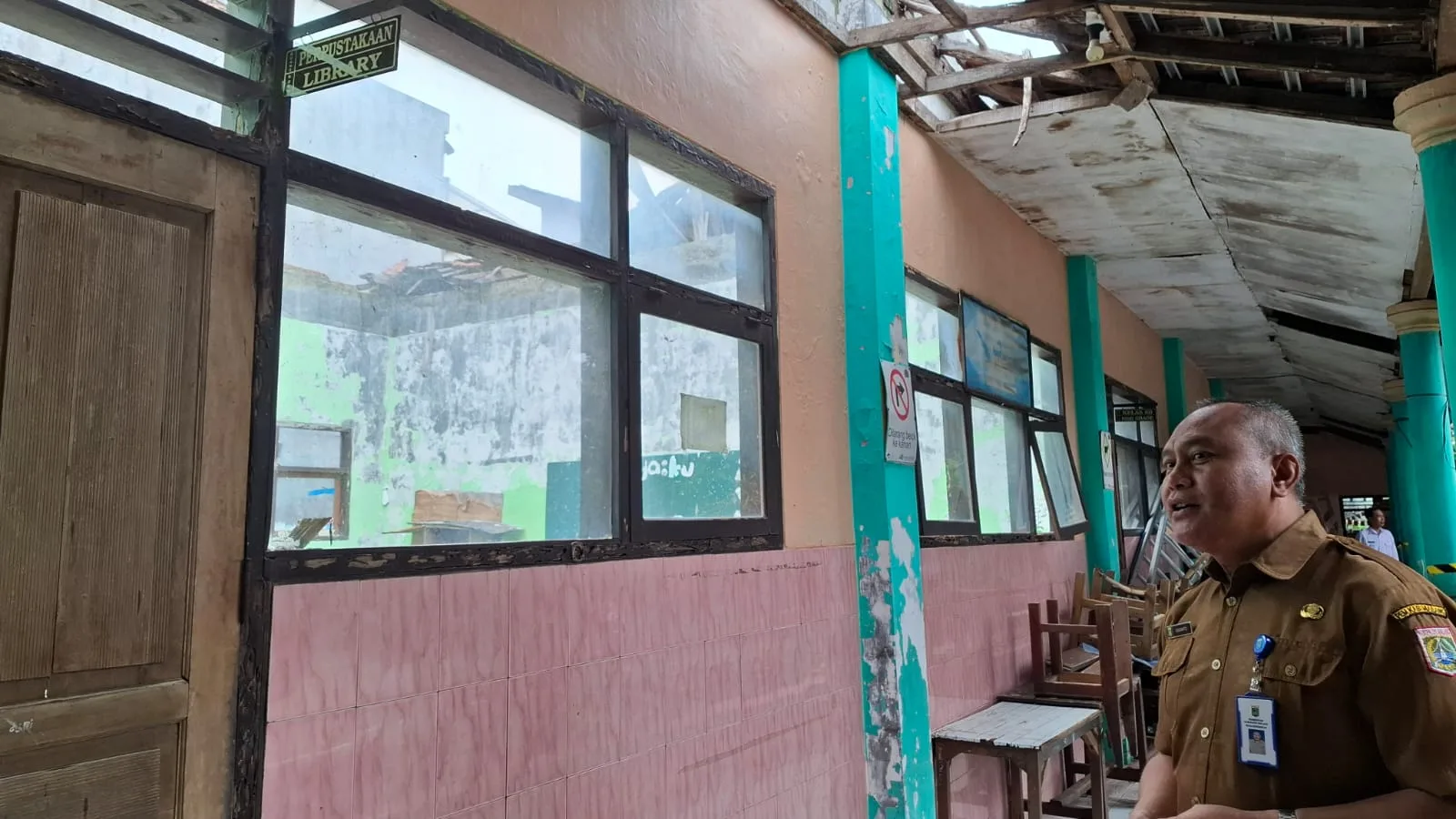 Bagian depan ruang kelas SDN 1 Sidodadi yang atapnya ambruk. Foto: Aisyah Nawangsari Putri