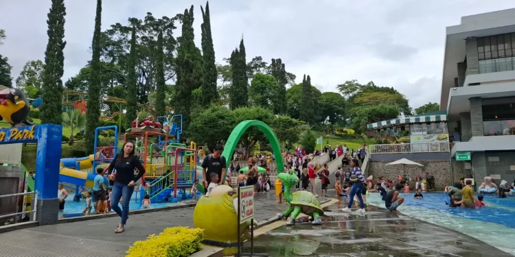 Ilustrasi kunjungan wisata ke salah satu destinasi favorit di Taman Rekreasi Selecta. Foto: Azmy