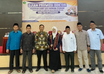 Wakil Rektor I UNKAFA Gresik, Mohammad Makinuddin (paling kanan) menghadiri ujian promosi doktor mahasiswa S3 Ekonomi Syariah Pascasarjana UIN Malang, Nina Dwi Setyaningsih. /Foto: Dok. Pribadi for Tugumalang.id
