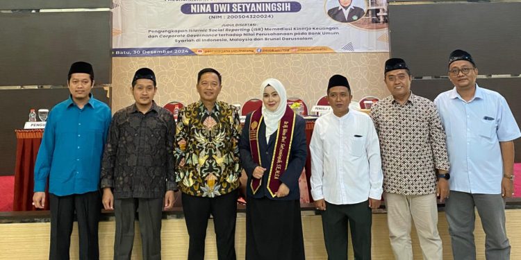 Wakil Rektor I UNKAFA Gresik, Mohammad Makinuddin (paling kanan) menghadiri ujian promosi doktor mahasiswa S3 Ekonomi Syariah Pascasarjana UIN Malang, Nina Dwi Setyaningsih. /Foto: Dok. Pribadi for Tugumalang.id