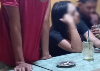 Tampak pramusaji di Warung Kopi Cetol Gondanglegi sedang melayani seorang pelajar. Foto/dok tim investigasi