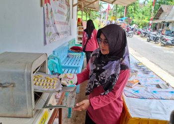 Ketua Pokja 3 PKK Desa Ternyang, Srianingsih memanggang kue kering daun kelor. Foto: Aisyah Nawangsari Putri