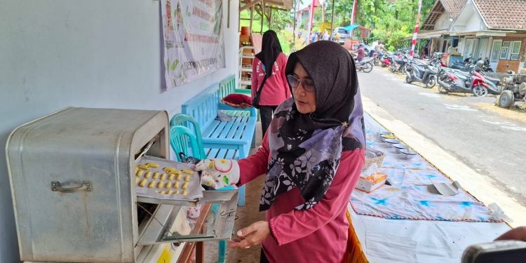 Ketua Pokja 3 PKK Desa Ternyang, Srianingsih memanggang kue kering daun kelor. Foto: Aisyah Nawangsari Putri