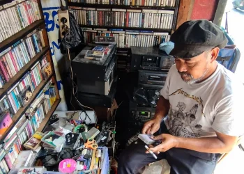 Nostalgia menikmati musik klasik di lapak kaset pita milik Tono yang berada sudut Jodipan, Kota Malang. /Foto: Pribadi