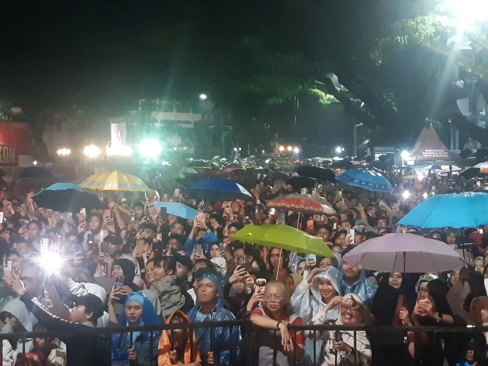 Antusias penonton menyaksikan konser Denny Caknan di Balai Kota Malang. (Foto/M Sholeh)