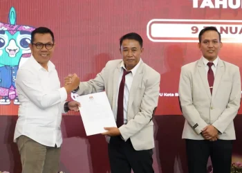 Wali Kota Batu Terpilih Nurochman menerima tanda penetapan dari Ketua KPU Kota Batu Heru Joko Purwanto. Foto: Dok.