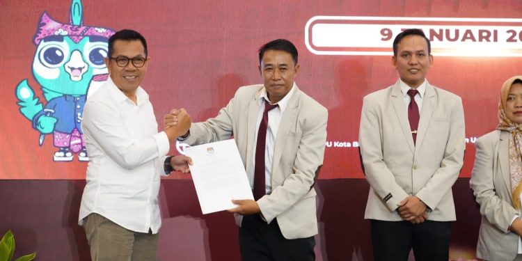 Wali Kota Batu Terpilih Nurochman menerima tanda penetapan dari Ketua KPU Kota Batu Heru Joko Purwanto. Foto: Dok.