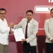 Wali Kota Batu Terpilih Nurochman menerima tanda penetapan dari Ketua KPU Kota Batu Heru Joko Purwanto. Foto: Dok.