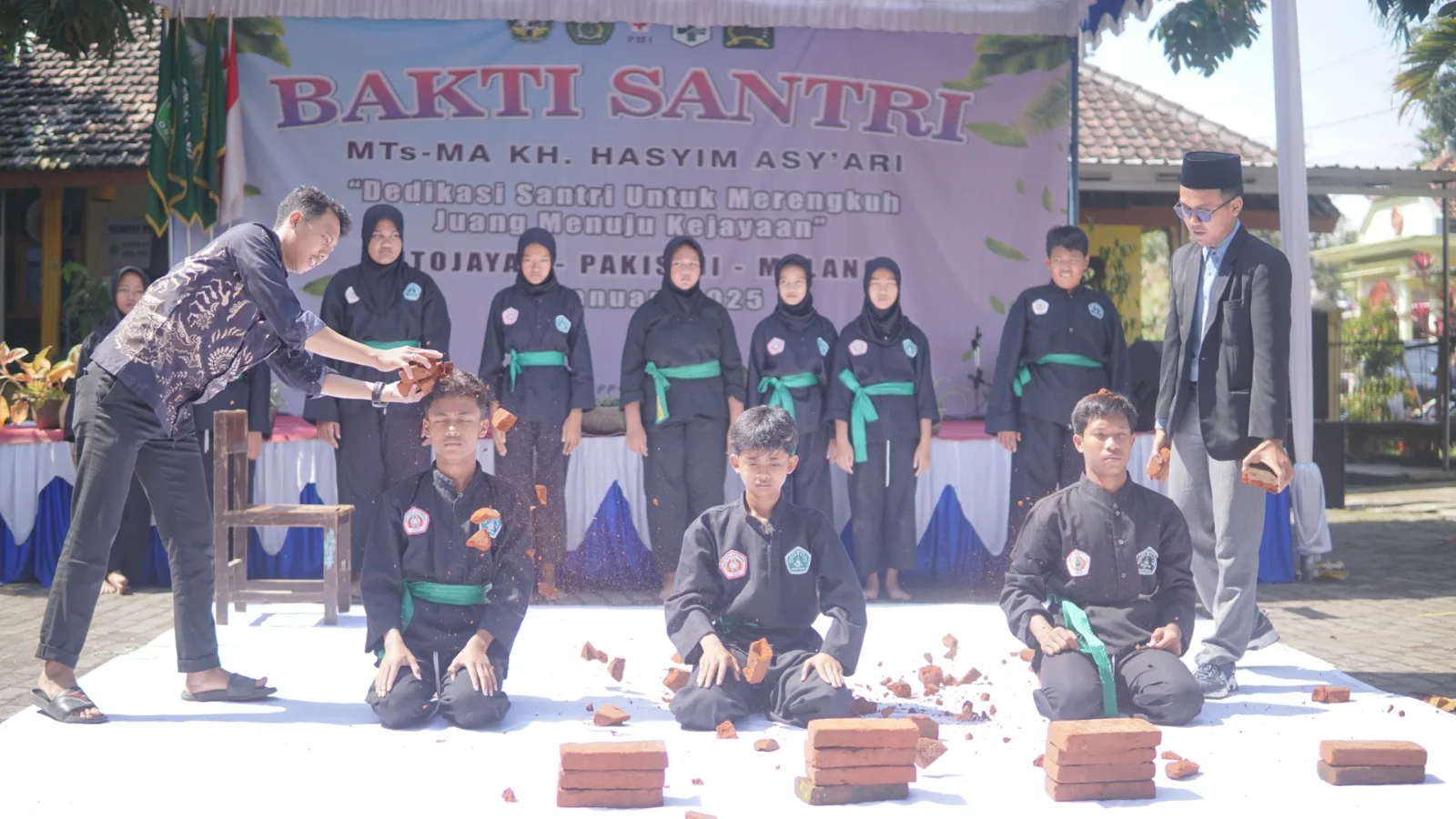 Bakti sosial MTs KH Hasyim Asy'ari bersama Koramil 7 Pakisaji di Desa Sutojayan pada Sabu (18/01/2025). Foto/dok