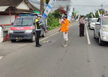 Mobil seruduk pemotor