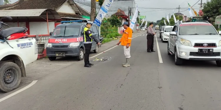 Mobil seruduk pemotor