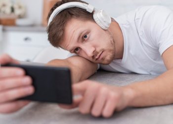 Tiktok-isasi Dunia: Bagaimana Video Singkat Mengubah Cara Kita Mengonsumsi Informasi