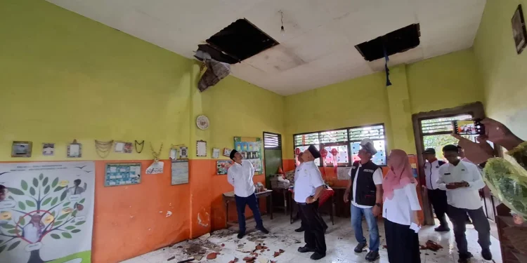 Atap sekolah ambruk
