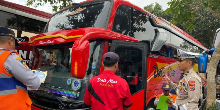 bus pariwisata
