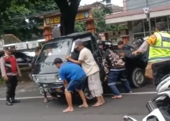 Pickup tabrak median jalan