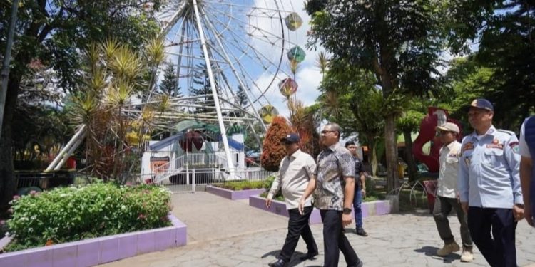 Bianglala alun-alun Kota Batu