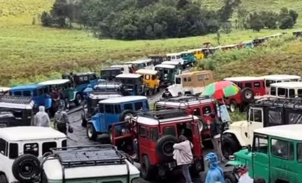 Kepadatan jalur pengunjung di kawasan TNBTS (IG Lingkarmalang)