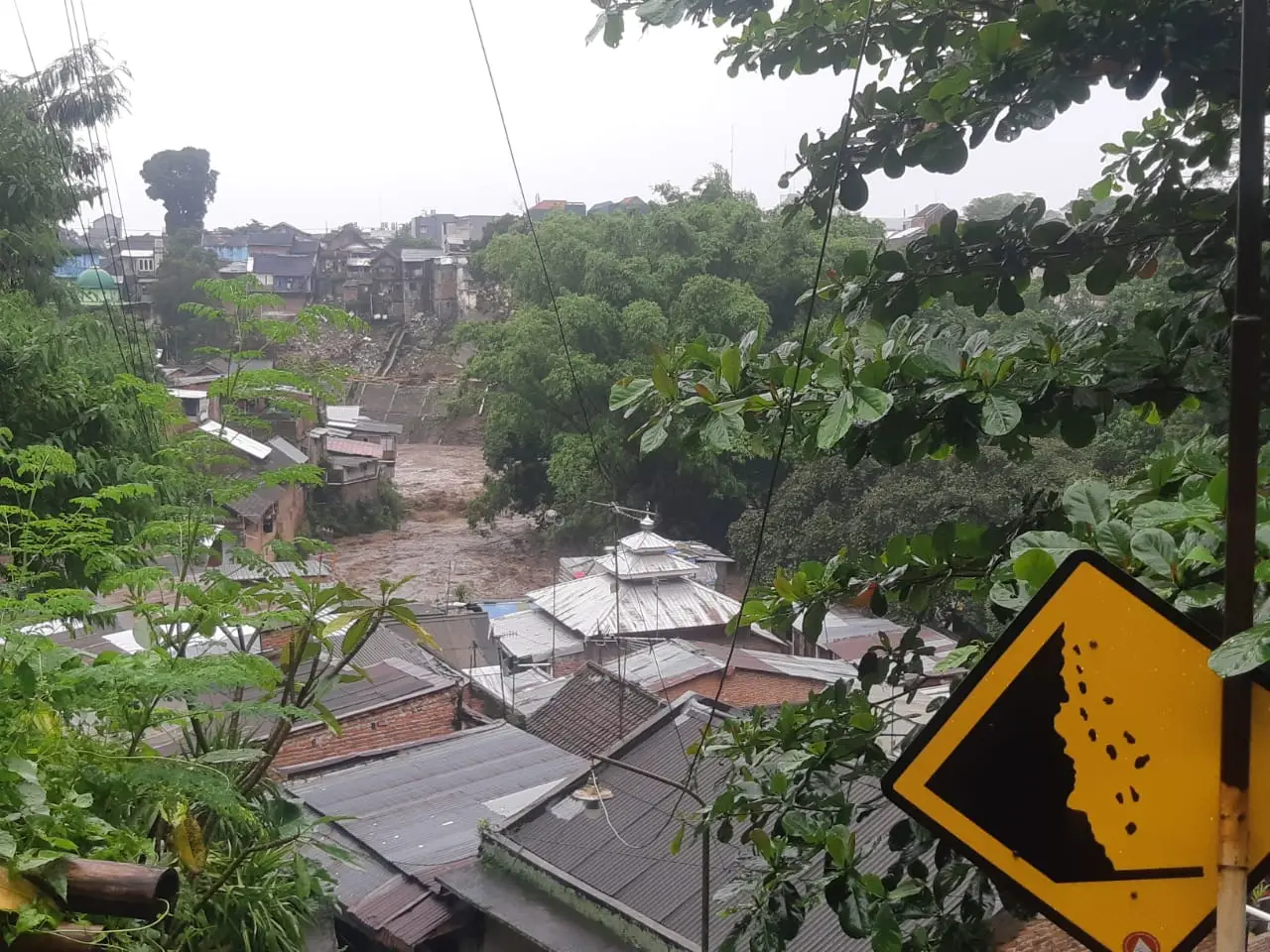 Air sungai brantas Meluap