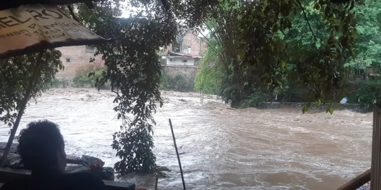 Air Sungai Brantas Meluap