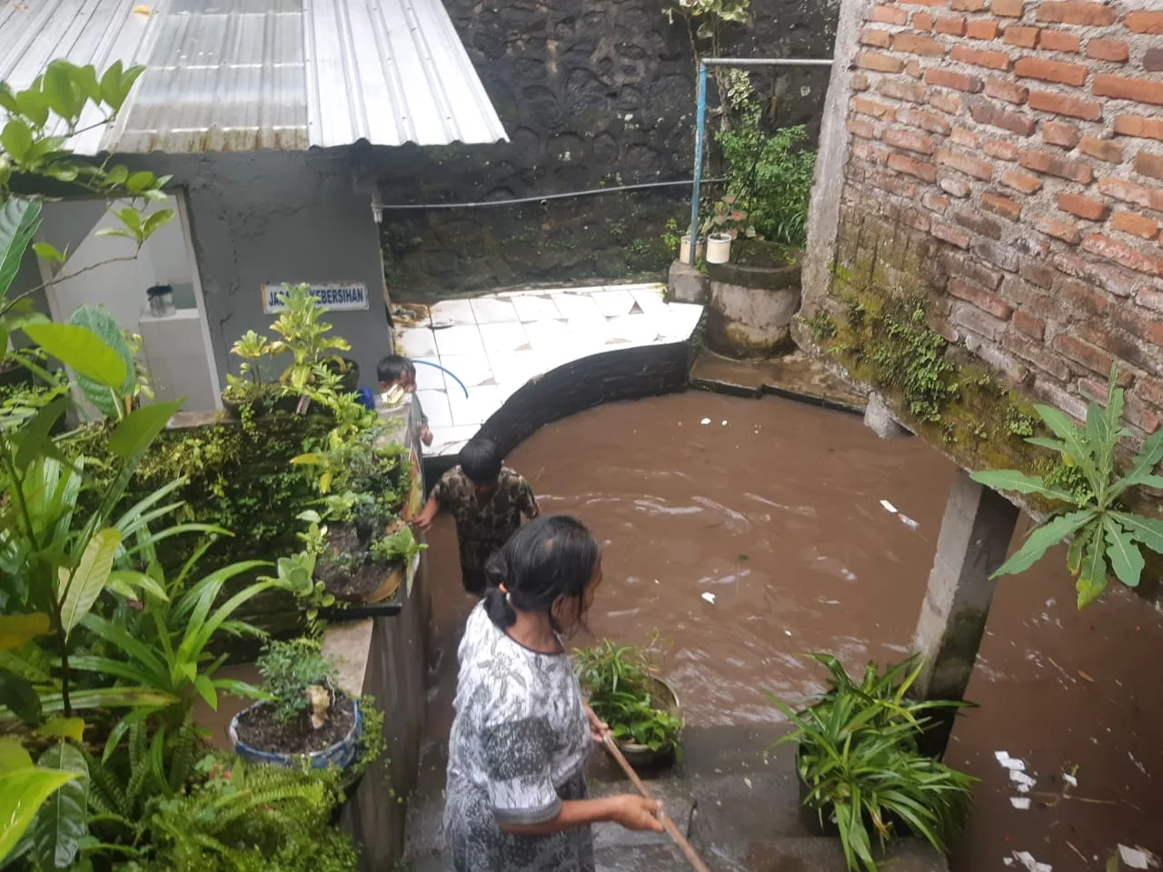 Air sungai brantas meluap