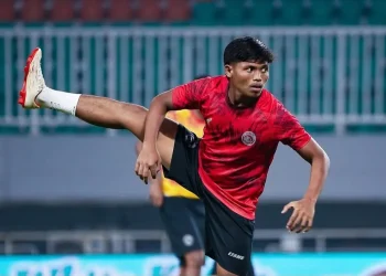 Rekrutan anyar Arema FC, Aswin mengikuti official training tim jelang laga melawan Dewa United, Sabtu (11/1/2025) malam. /Foto: Instagram @aremafcofficial