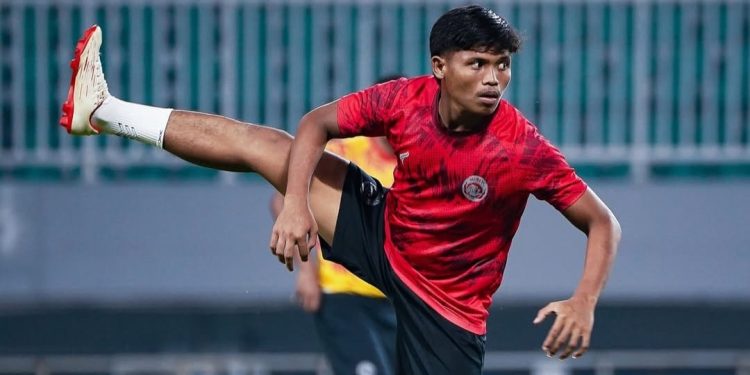 Rekrutan anyar Arema FC, Aswin mengikuti official training tim jelang laga melawan Dewa United, Sabtu (11/1/2025) malam. /Foto: Instagram @aremafcofficial