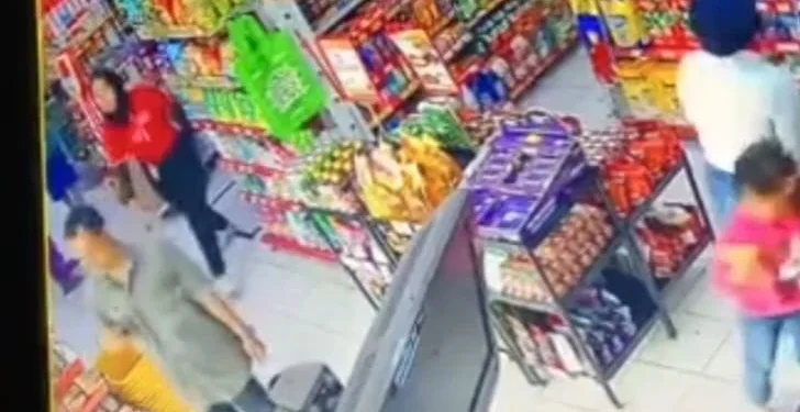 Seorang pria pencuri parfum terciduk kamera CCTV yang kemudian dikejar karyawan toko kelontong modern di Kota Batu. Foto: Tangkapan Layar