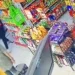 Seorang pria pencuri parfum terciduk kamera CCTV yang kemudian dikejar karyawan toko kelontong modern di Kota Batu. Foto: Tangkapan Layar