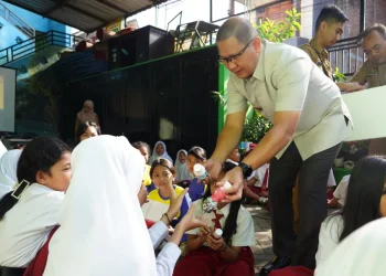 Pembagian susu gratis buatan lokal Kota Batu pada pelajar, sambut kesiapam program MBG. Foto: Prokopim KWB
