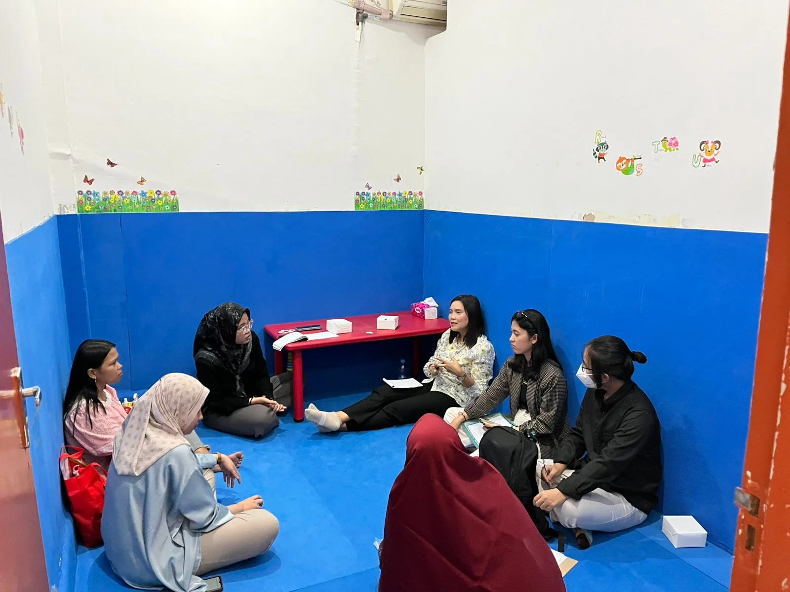 Diskusi antar peserta Autism Management Course and Train The Trainer saat mengunjungi salah satu pusat terapi di Kota Medan, Kamis (23/1/2025) kemarin./Foto: Dok. PSLC.