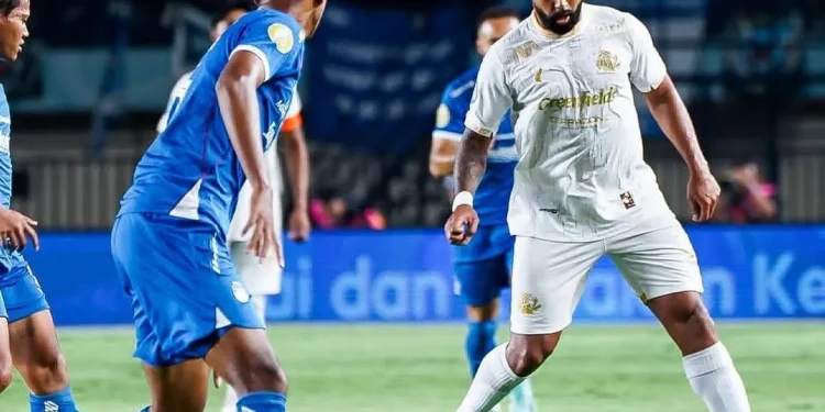 Laga Arema FC vs Persib Bandung tersaji di pekan ke-20 BRI Liga 1 2024/2025. /Foto: Instagram @aremafcofficial.