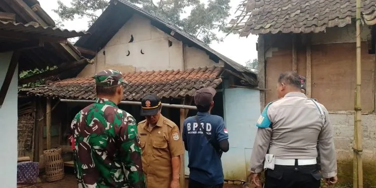Atap rumah warga rusak akibat angin kencang di Jabung. Foto: BPBD Kabupaten Malang