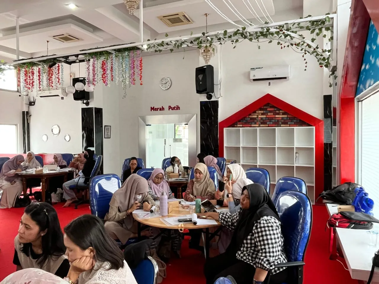 Peserta menyimak pemaparan materi dari narasumber dalam pelaksanaan hari kedua Autism Management Course and Train The Trainer di Kota Medan./Foto: Dok. PSLC.