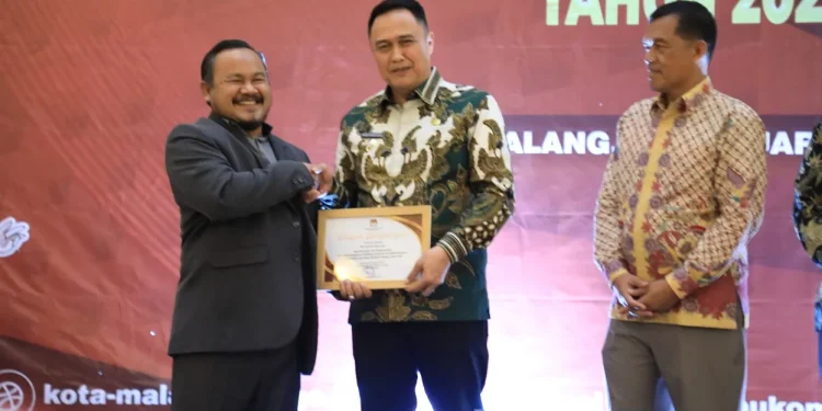 Pj Wali Kota Malang, Iwan Kurniawan menerima penghargaan dari KPU Kota Malang (dok. Prokopim Setda Kota Malang)