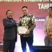 Pj Wali Kota Malang, Iwan Kurniawan menerima penghargaan dari KPU Kota Malang (dok. Prokopim Setda Kota Malang)