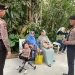 Team Batu Tourism Police saat berdialog dengan wisatawan. Foto: Polres Batu