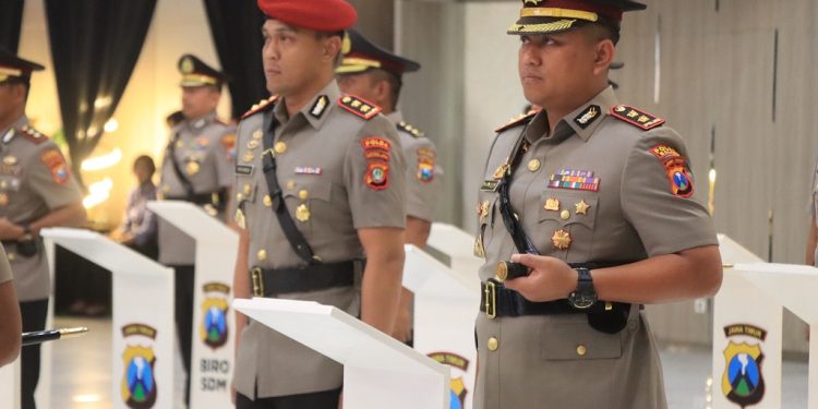 AKBP Danang Setiyo Pambudi (kanan) gantikan AKBP Putu Kholis Aryana (kiri) sebagai Kapolres Malang. Foto: Polres Malang