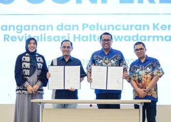 Penandatanganan kerja sama antara ParagonCorp dan PT Transjakarta membangun Halte Swadarma. Foto: Dok