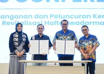 Penandatanganan kerja sama antara ParagonCorp dan PT Transjakarta membangun Halte Swadarma. Foto: Dok