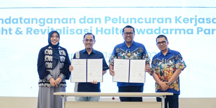 Penandatanganan kerja sama antara ParagonCorp dan PT Transjakarta membangun Halte Swadarma. Foto: Dok