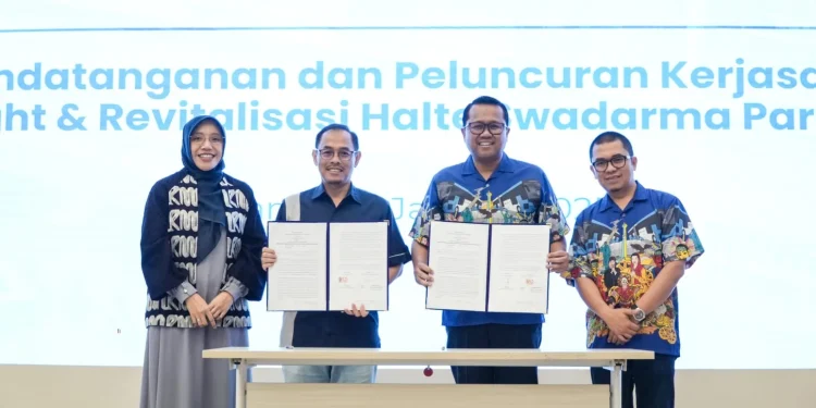 Penandatanganan kerja sama antara ParagonCorp dan PT Transjakarta membangun Halte Swadarma. Foto: Dok