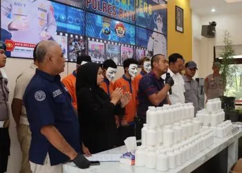 Polisi menunjukkan barang bukti puluhan ribu pil dobel L alias pil koplo dan sabu milik pemuda asal Desa Bulukerto Kota Batu. Foto: Azmy