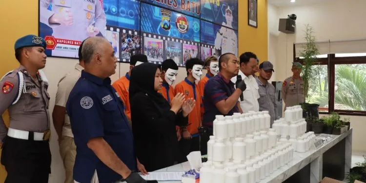 Polisi menunjukkan barang bukti puluhan ribu pil dobel L alias pil koplo dan sabu milik pemuda asal Desa Bulukerto Kota Batu. Foto: Azmy