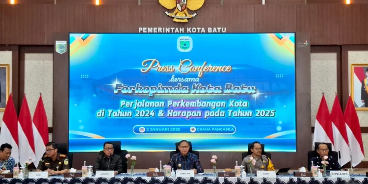 Konferensi pers capaian kinerja Pemkot Batu selama 2024. Foto: Azmy