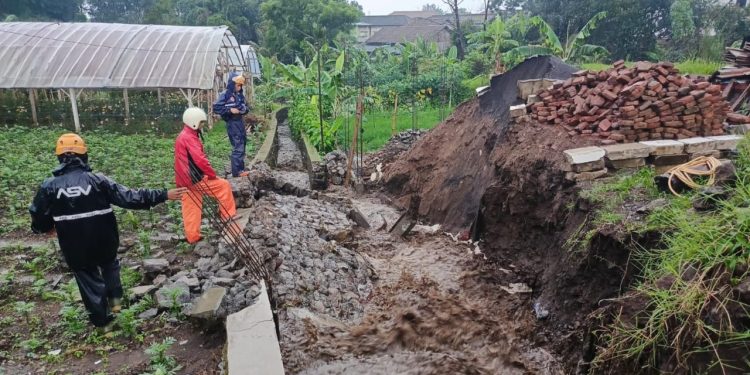 Longsor di kawasan Kecamatan Bumiaji mulai terjadi sejak hujan deras berhari-hari mengguyur Kota Batu, waspada!. Foto: BPBD Kota Batu