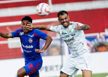 Arema FC takluk 1-3 dari Persib Bandung di pekan ke-20 BRI Liga 1 2024/2025. /Foto: Tangkapan layar Instagram, @aremafcofficial.