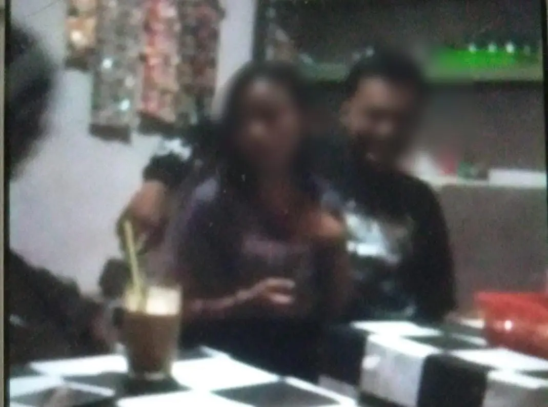 Pramusaji Warung Kopi Cetol memberi pelayanan pada pengunjung. Foto: dok. Tim investigas Tugu Malang ID